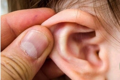 Bé mắc viêm tai giữa, coi chừng bị giảm thính lực
