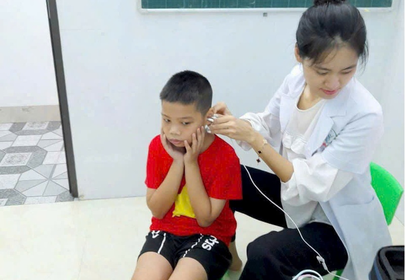 THÍNH HỌC - TIỀN ĐÌNH TÂM AN ĐỒNG HÀNH CÙNG TRUNG TÂM NGHIÊN CỨU VÀ ỨNG DỤNG TÂM LÝ HỌC TÂM PHÚC THỰC HIỆN ĐO TẦM SOÁT THÍNH LỰC CHO TRẺ EM TẠI CƠ SỞ.